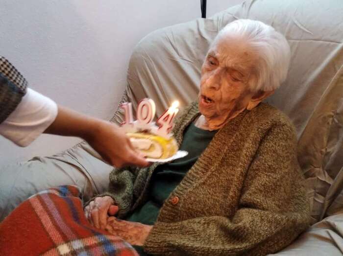 Dolores López Rodríguez sopla las velas de su 104 aniversario/TA.